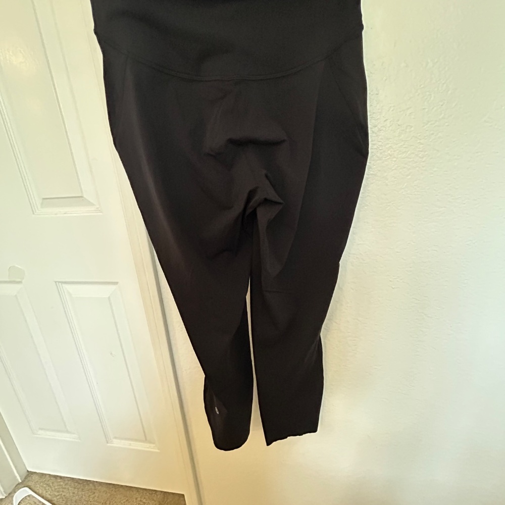 Lululemon Base Pace crop size 8 - Picture 5 of 7